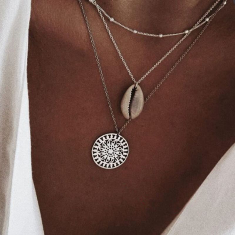 Multilayer Halskette Choker Set aus 3 feinen Ketten mit Muschel Anhaenger und rundem Boho Chic Pendant 
