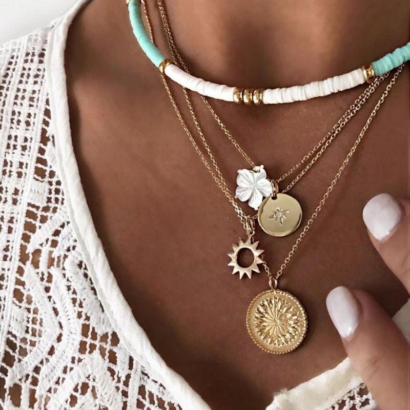 Multilayer Halsketten Choker Set aus goldenen feinen Ketten mit Anhaengern und Flachen Perlen Choker in weiss tuerkis