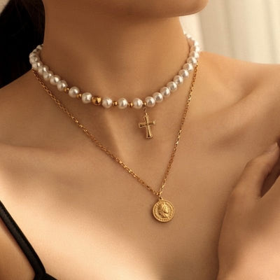 Modeschmuck Halsketten Choker Perlenset mit goldenem Kreuz Anhaenger 