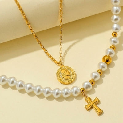 Halsketten Choker Set aus Perlenkette und feiner goldener Kette mit Muenz und Kreuz Anhaenger 