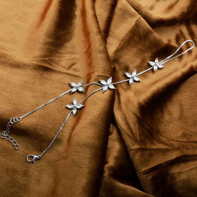 Silberne Handgelenk Armband Kette bis zu Finger mit Blumen Motiven