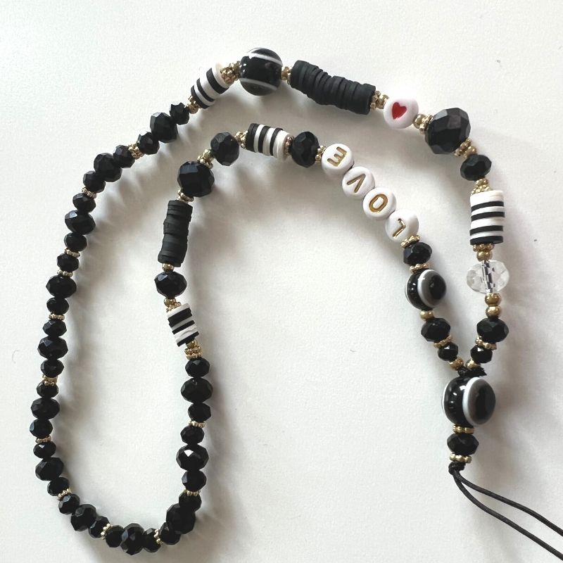 Schwarze Perlen Handykette aus schoenen schwarzen Perlen und Love Buchstaben 