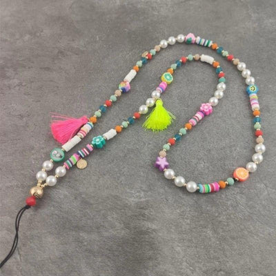 Handykette aus farbigen Clay Perlen und Kunstperlen mit Pompom Anhängern - Boho Style Handykette