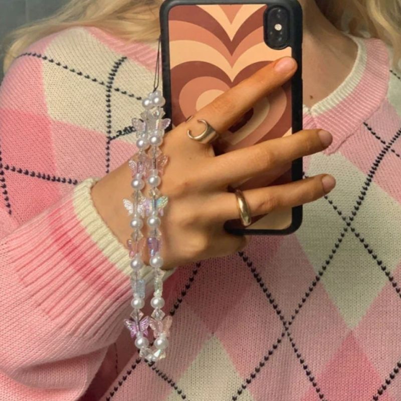 Handykette aus weissen Perlen und Schmetterlingen - Elegante Perlenkette fuer Smartphone Cover
