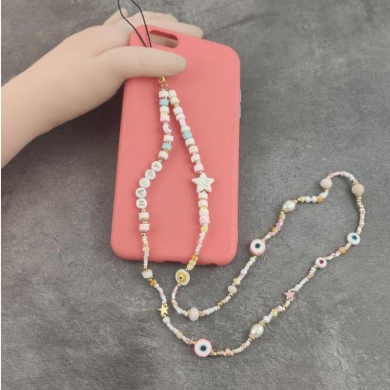 Beige Handykette mit weissen und rosa farbigen Perlen - Fatima Auge und Stern Symbole und Happy Buchstaben - Smartphone Accessoires