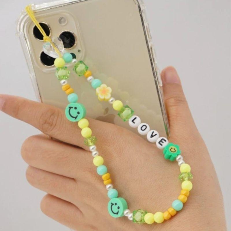 Farbige Handykette aus gelben und gruenen Perlen mit Smiley, Blumen und Love Buchstaben - Smartphone Accessoires Schweiz kaufen