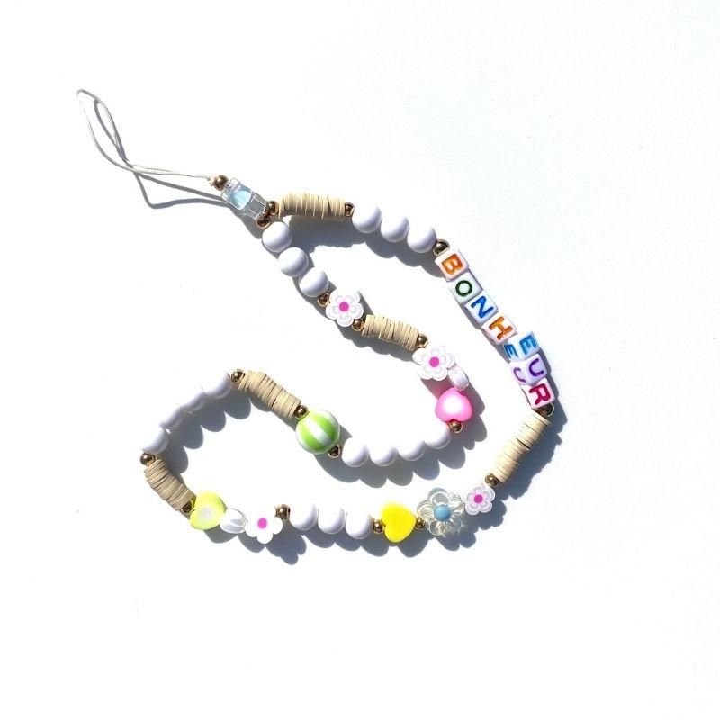 Handykette mit Clay Perlen und Blumen, Herze und Buchstaben - Perlenkette Handykette mit Bonheur Buchstaben