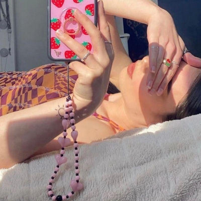 Influencer Trend aus Instagram Handyketten mit bunten Perlen und Herz Symbolen