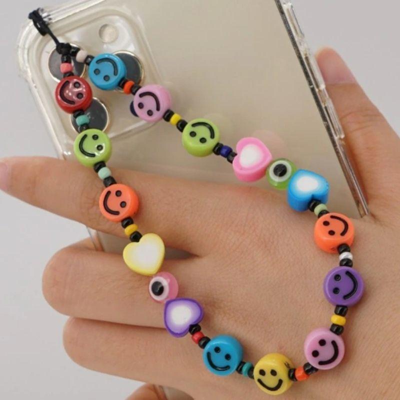 Farbige Handykette mit Smiley Clay Perlen in allen Farben - Herzsymbole und Smiles Smartphone Perlenkette