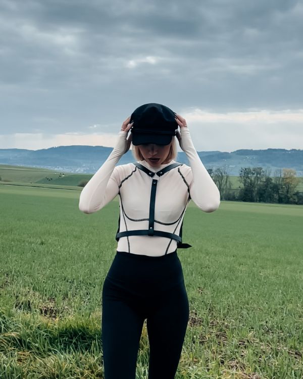 Kunstleder Harness fuer Oberkoerper mit einstellbaren Schnallen und Riemen