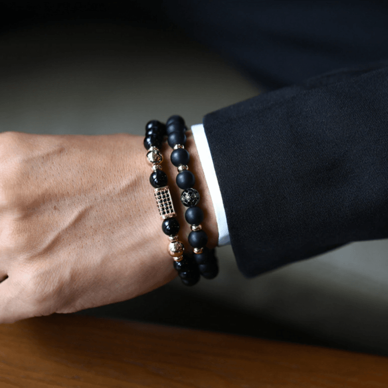 Edler Männer Schmuck kaufen - Herren Armband aus schwarzen Perlen mit goldigen Perlen Details