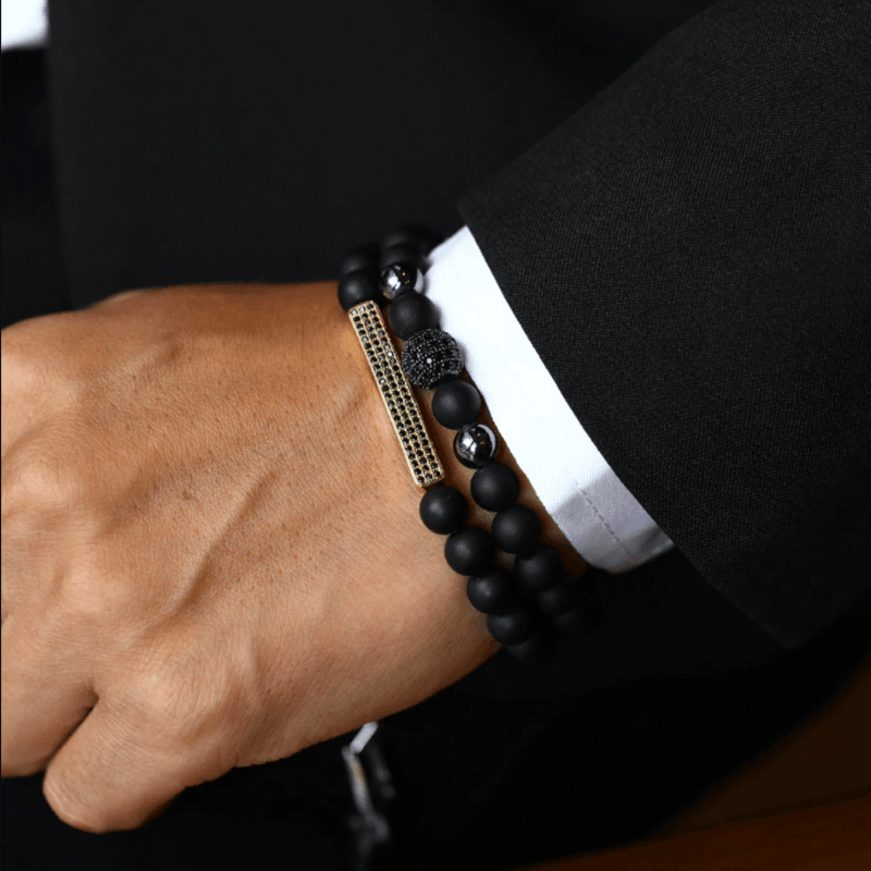 Herren Schmuck mit schwarzen matt Perlen und goldigen Details