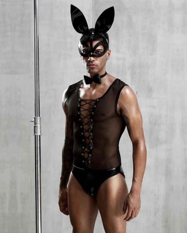 Schwarzer Herren Bodysuit mit Schnuerung und engen Boxer mit passender BDSM Maske