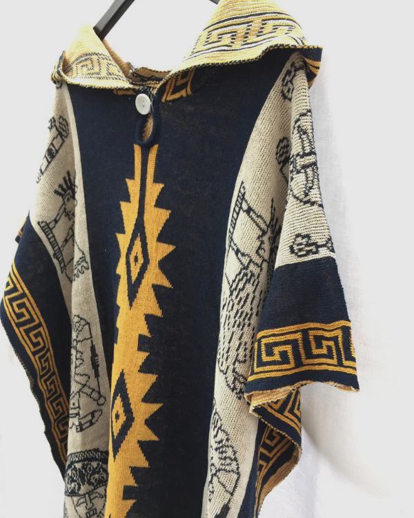 Blauer-oranger Boho Herren Poncho mit Kapuze und Knopf auf der Vorderseite - Herren Cape zum drueberwerfen 