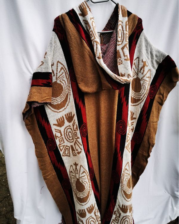 Braun weisser Poncho Cape mit Kapuze und Boho Ethno Mustern 