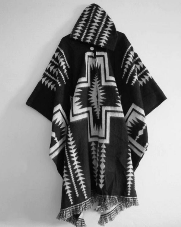 Schwarz weisser Herren Poncho mit Kapuze und weiten Aermeln - Ethno Boho Poncho Cardigan mit Fransen am Ende des Ponchos