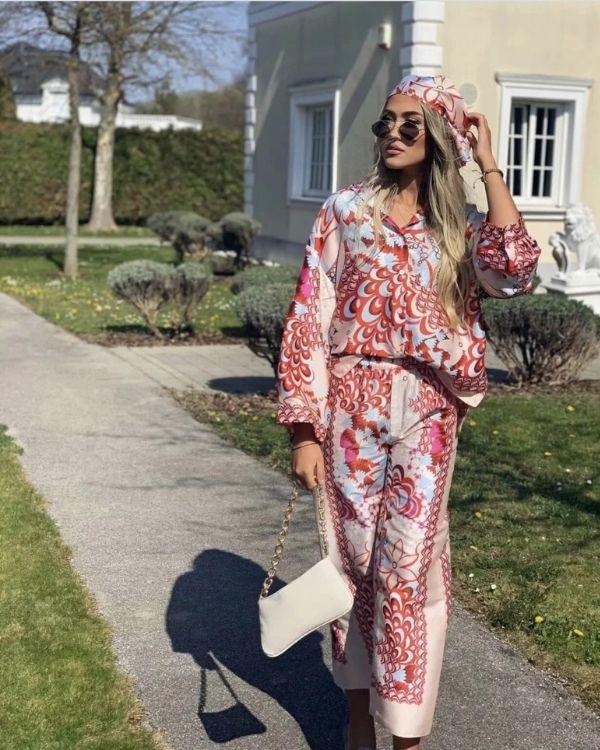 Damen Set aus Hose und Bluse mit moderne VIntage Mustern in rot und beige - Fashion Tracksuit Set locker und stillvoll 