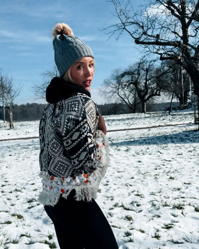 Boho Dame Jacke mit Ethno Mustern in schwarz weiss und beigen Fransen an den Aermeln und Ende der Jacke