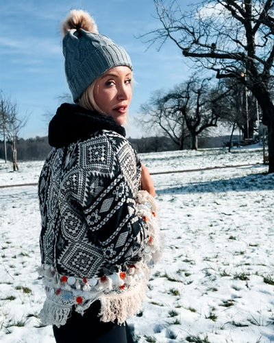 Schwarz weisse Hippie Boho Fashion Jacke mir Fransen und Ethno Mustern 