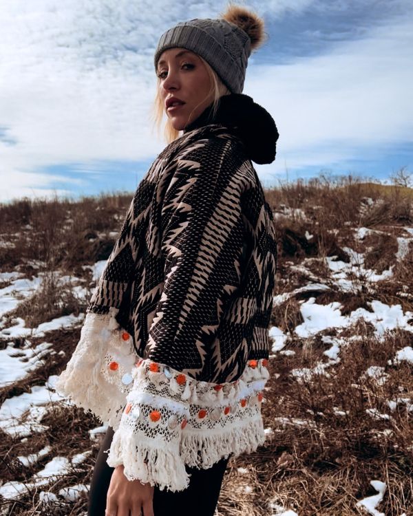 Fransen Boho Hippie Jacke Uebergangsjacke mit Ethno Raute Mustern gestrickt in braun schwarz 