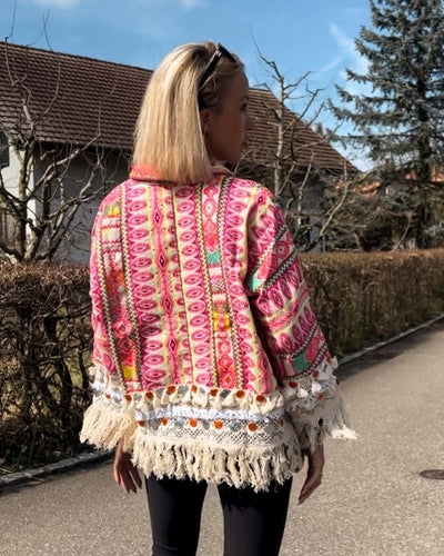 Bohemian Hippie Fransen Jacke in knallpink mit diversen Mustern 
