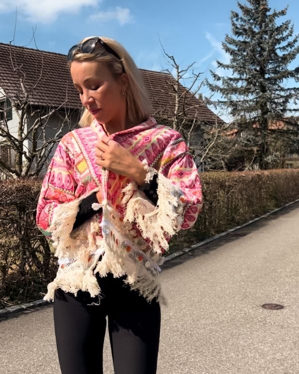 Diese Boho-Jacke mit ihrem einzigartigen Muster und der lebendigen Farbgebung ist der ideale Begleiter für Festivals und andere Outdoor-Events