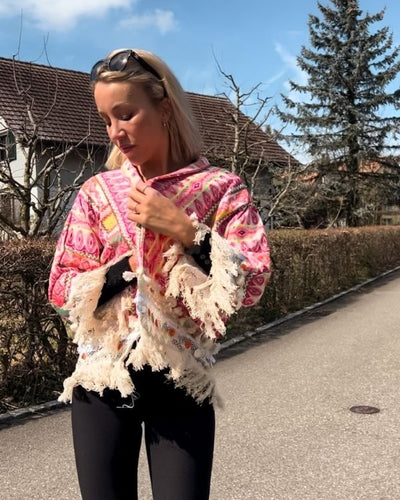 Diese Boho-Jacke mit ihrem einzigartigen Muster und der lebendigen Farbgebung ist der ideale Begleiter für Festivals und andere Outdoor-Events