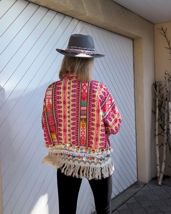Boho Jacke mit Fransen und Ethno Retro Hippie Mustern ind pink und orange gemischt