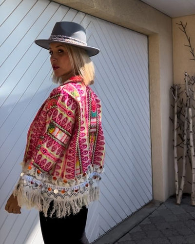 Stillvolle langarm Boho Hippie Jacke mit Ethno Mustern und Fransen in beige 