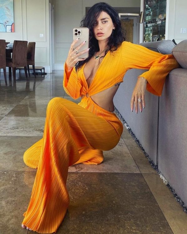 Damen Jumpsuit Orange auf geripptem Stoff mit Cut-Outs auf den Seiten und V-Ausschnitt 