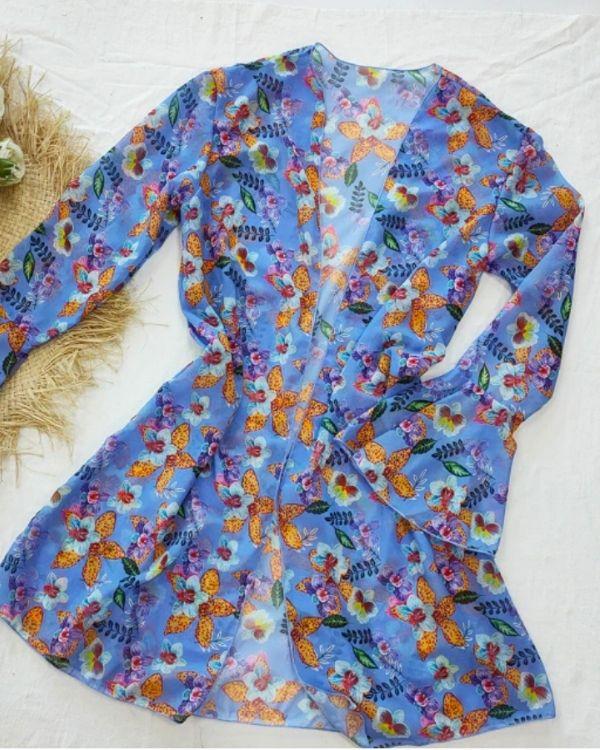 Blauer Blumen Kimono als Strand Cover Up - Halb langer Kimono mit langen Ärmeln