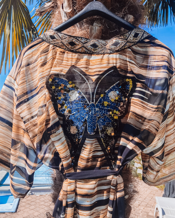 Goldener Kimono mit Schmetterling Patch auf der Rückseite