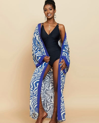 Blau-weisser langer Boho Kimono in schoenem Muster und mit passendem Stoffgurt zum binden 