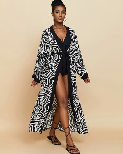 Schwarz-weisser Boho Hippie Chic Kimono bodenlang mit weiten Aermeln und Stoffgurt zum binden 