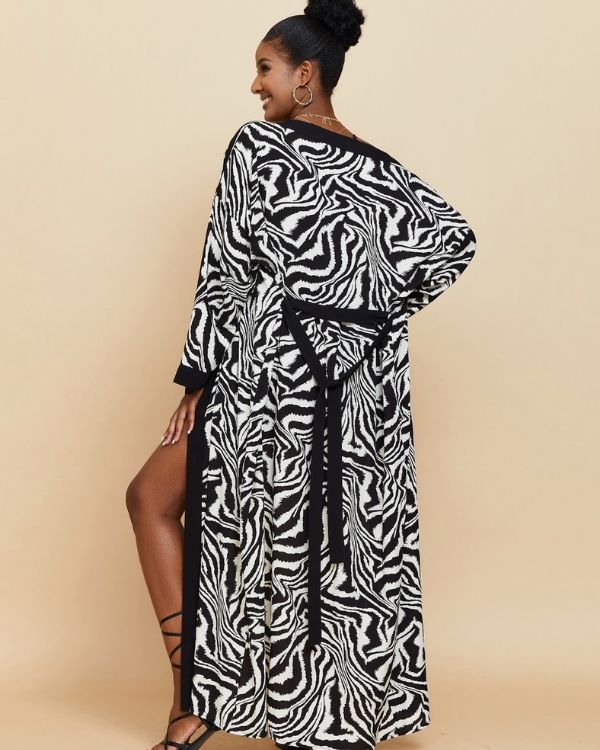 Eleganter Rayon Kimono in schwarz-weiss mit langem breitem Schnitt 