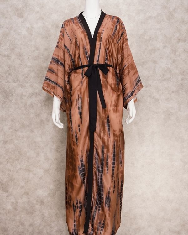 Bodenlanger Damen Kimono mit weiten Aermeln und schwarzem Batik Tie Dye Muster - Bohochic Kimono in Erdtoenen 