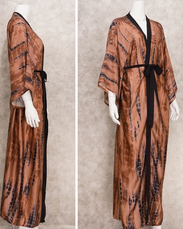 Eleganter Boho Chic Hippi Kimono in braun mit schwarzem Rand und Batik Tie Dye Muster 