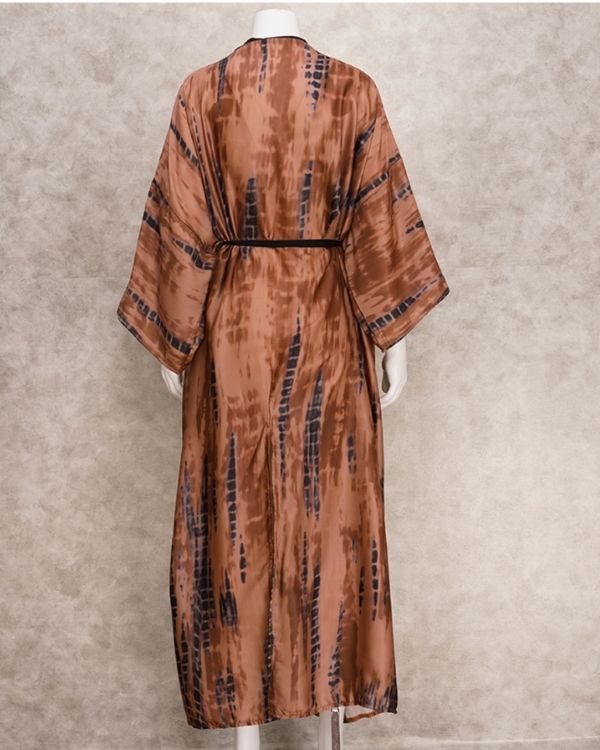 Brauner weitere Boho Kimono mit schwarzen Batik Tie Dye Mustern und Stoffgurt 