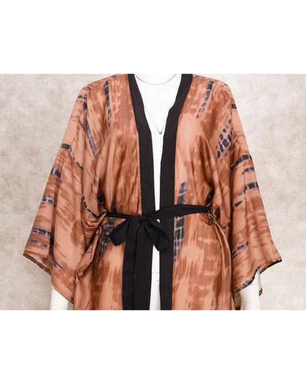 Brauner Kimono mit schwarzem Rand und Stoffgurt zum binden 
