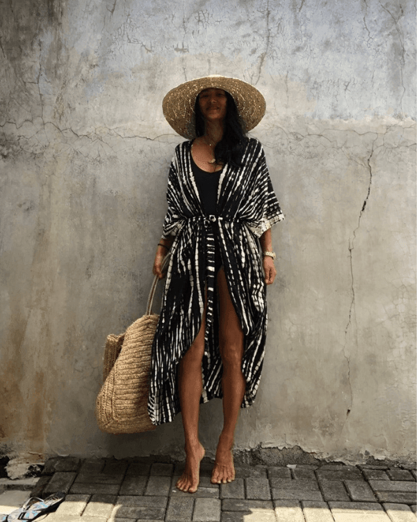 Langer Kimono mit Gürtel zum Binden und weiten Ärmeln