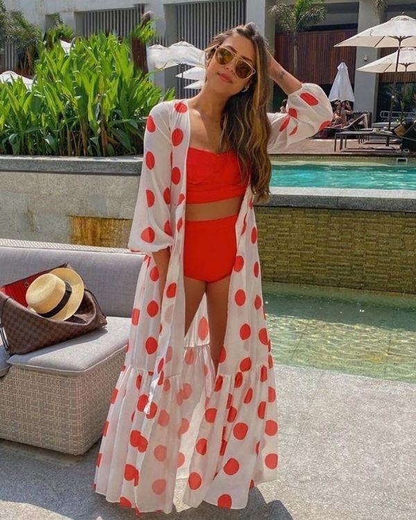 Weisser Kimono mit Ruffle Effekt und roten Punkten verteilt