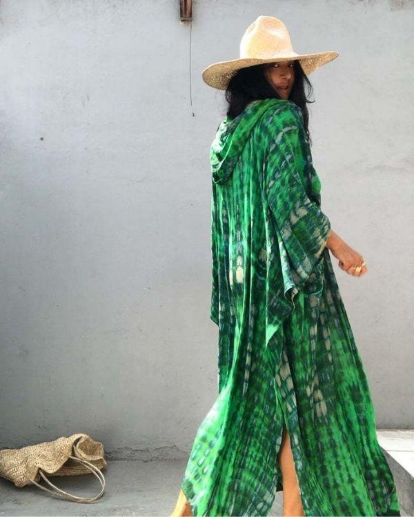 Grüner Kaftan Kimono mit Kapuze und Batik Style Look