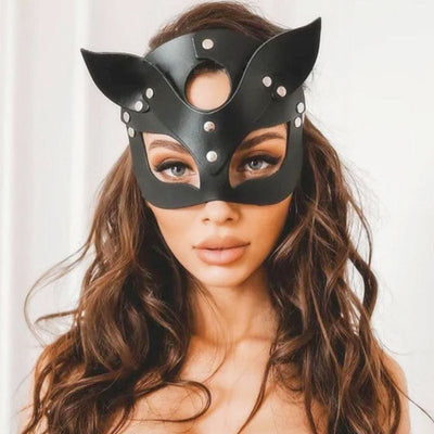 Unisex Kinky Fetisch Maske aus schwarzem Kunstleder - BDSM Accessoire Augenmaske mit Ohren und Nieten