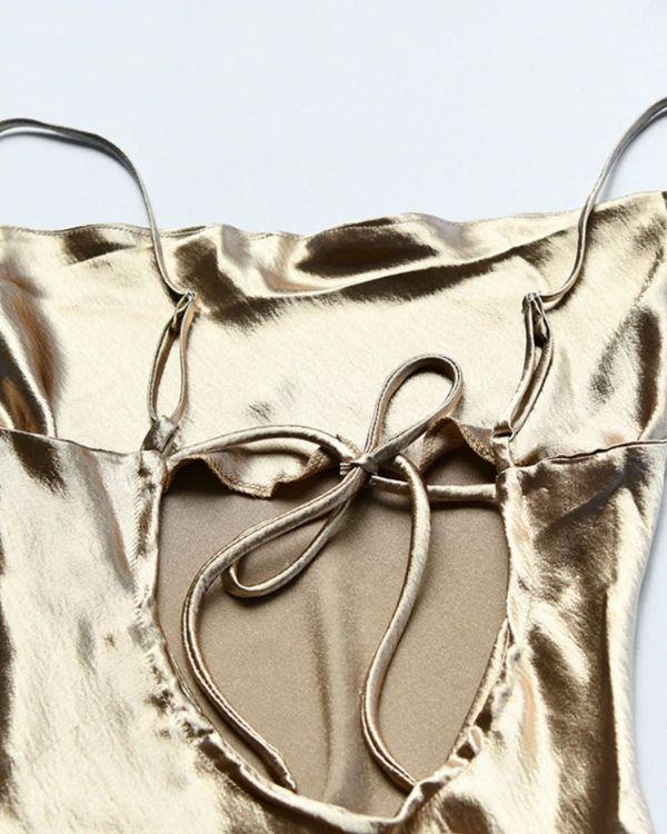 Rueckenfreies goldenes Satin Seide Kleid
