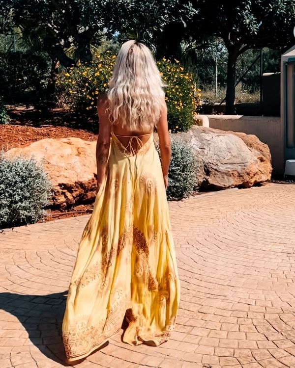 Rueckenfreies langes Damen Hippie Boho Kleid mit Om Zeichen - Gelbes bodenlanges Sommerkleid zum binden 