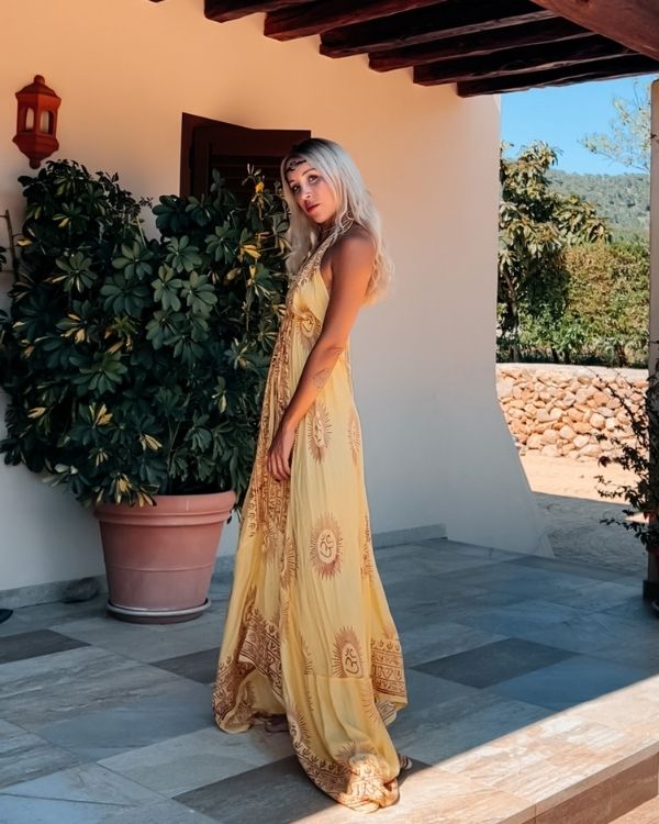 Boho Hippie Sommerkleid in gelb mit roten indischen Zeichen und Om Print auf dem ganzen Kleid 