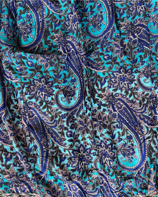 Kleid in schoenem Paisley Blumen Muster in blau Toenen
