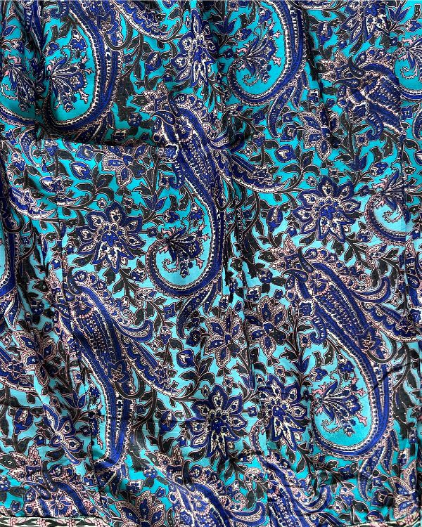 Kleid in schoenem Paisley Blumen Muster in blau Toenen