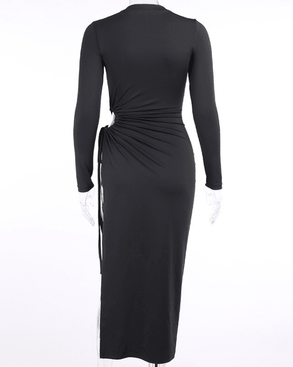 schwarzes Damenkleid mit Schlitz auf der Seite