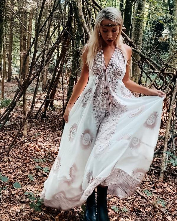 Goa Hippie Style Kleid Damen - Maxikleid Bodenlang weiss mit roten Om Zeichen und weiteren indischen Symbolen